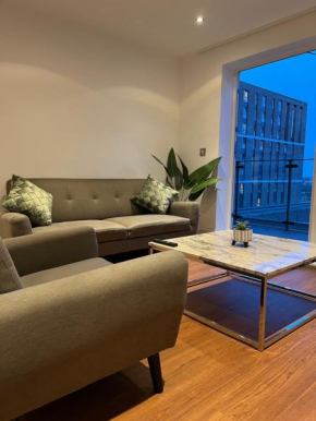 Luxury 2 Bedroom Apartment with Balcony and Smart TV! Perfect for Commonwealth Games 2022